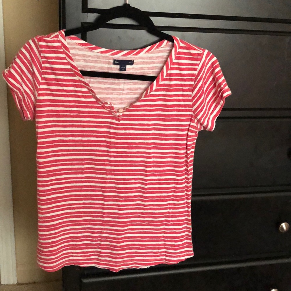 GAP women’s red and white striped short-sleeve top